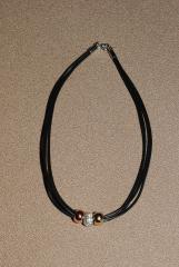 Колье на каучуковом шнурке Колье на каучуковом шнурке