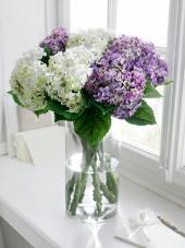 Декоративный цветочный букет из гортензий