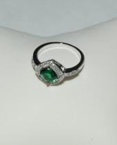 Кольцо с зеленым кристаллом 